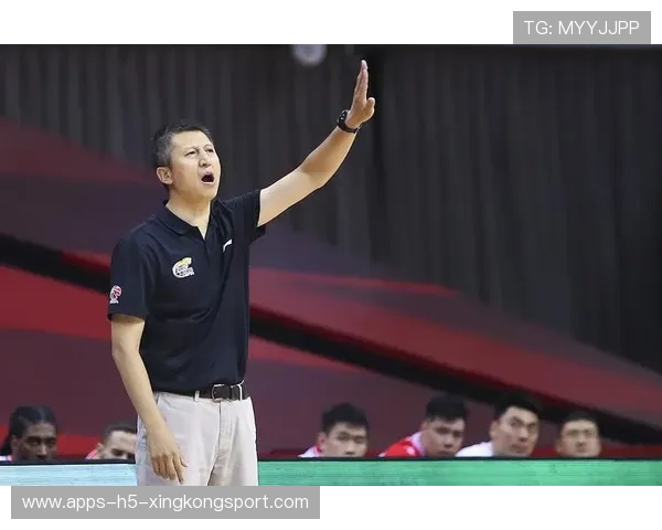 主帅怒摔战术板，镜头记录全程