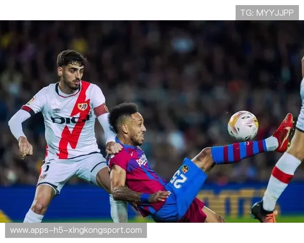 西甲巴萨中路连续渗透，前锋高效终结比赛——激情与智慧的完美结合