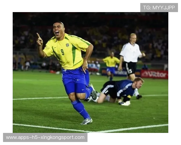 尤文连续传中制造混乱，麦肯尼凌空射门得分